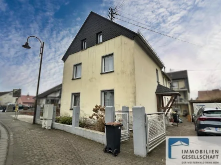 Straßenansicht - Haus kaufen in Bendorf - Großes Einfamilienhaus in Ortslage von Stromberg!