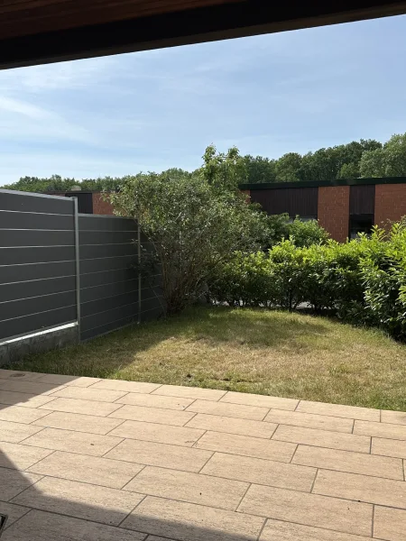 Terrasse mit Blick in den Garten