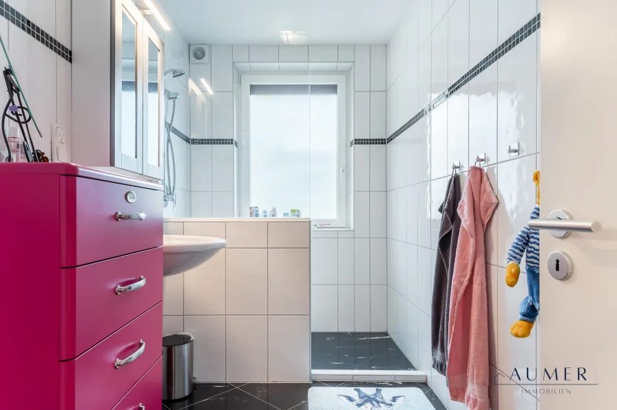 Erdgeschoss Badezimmer mit begehbarer Dusche
