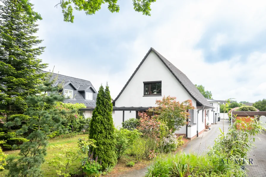 Frontansicht Grundstück - Haus kaufen in Norderstedt - Charmantes, vermietetes Zweifamilienhaus in ruhiger Familienlage von Norderstedt
