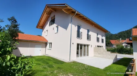 Hausansicht - Haus kaufen in Ruhpolding - Für Kapitalanleger! 2 Doppelhaushälften - 1 Preis!Hochw. Neubau-Doppelhaus mit Keller u. Bergblick