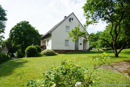 Vorgarten m. Hauseingang - Haus kaufen in Gößweinstein - Rarität in der fränkischen Schweiz!Altbestand mit Anbaumöglichkeit und weiterem Baugrund direkt am Wald