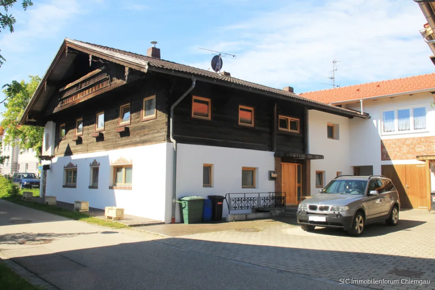 Sommeransicht - Haus kaufen in Obing - Vermietetes Bauernhaus in zentraler Wohnlage mit 2 großen Wohnungen!