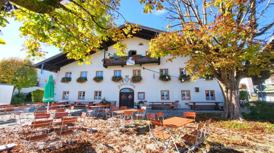 Hausansicht Wirtshaus - Gastgewerbe/Hotel kaufen in Surberg / Lauter (Oberbay) - Traditionswirtshaus! Top saniert, gut besucht, 2 Gaststub'n, 1 Saal zw. Chiemsee u. Waginger See