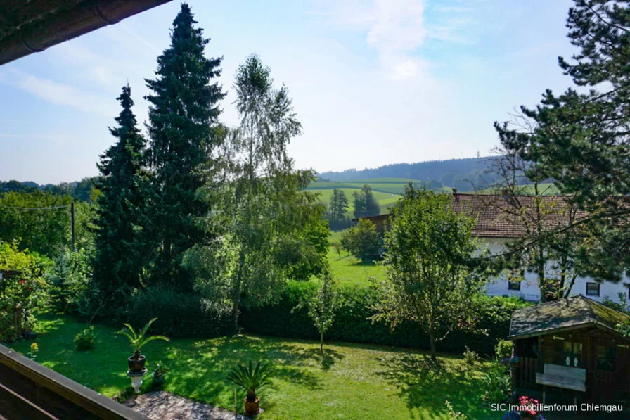 Balkonblick - Haus kaufen in Heldenstein - Blos a hoibe Stund auf Minga !4 Familienhaus in ruhiger, sanfter Hügellandschaft bei Ampfing.