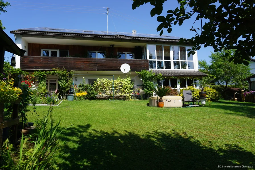 Süd-Ansicht - Haus kaufen in Heldenstein - Knapp 40 min. nach München!4-Fam.haus bei Ampfing, ruhige Lage, gr. Garten, PV u. Vollwärmeschutz