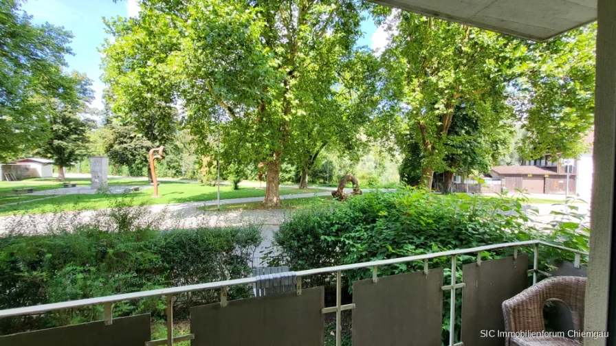 Ausblick ins Grüne (Balkon) - Wohnung kaufen in Trostberg - 2 Zimmer-Hochparterre-Wohnung im Zentrum von Trostberg