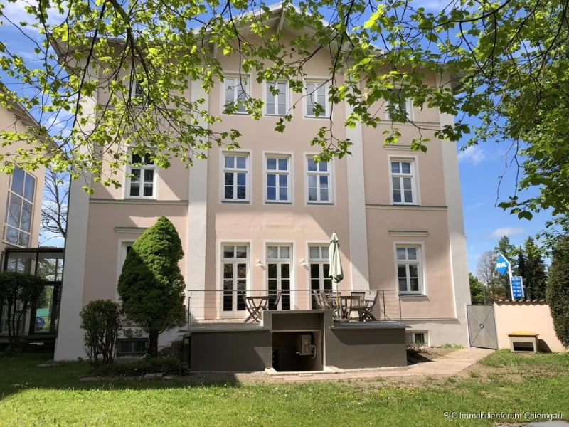 Impression Frühjahr - Büro/Praxis kaufen in Traunstein - Gelegenheit für Ihr Unternehmen!Repräsentative Villa in zentrumsnaher Lage und bester Infrastruktur