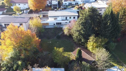 Ansicht - Haus kaufen in Traunreut - Lage, Lage, Lage! Ein-/Zweifamilienhaus mit Blick über die Dächer und ins Grüne!