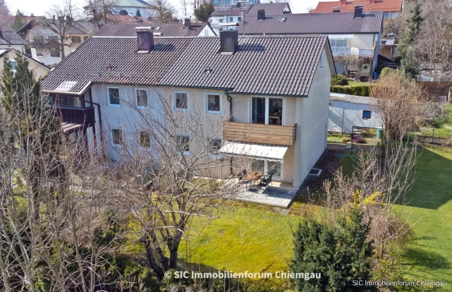 Hausansicht Luftbild - Haus kaufen in Traunstein - Teilrenovierte Doppelhaushälfte (günstige Erbpacht) in zentrumsnaher & sonniger Lage in Traunstein