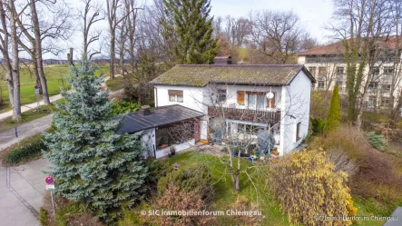 Luftbild - Haus kaufen in Traunstein - Bevorzugte Bestlage am "Guntramshügel", Nähe Klinikum! 1.000 m² Grund, bebaut mit Einfamilienhaus