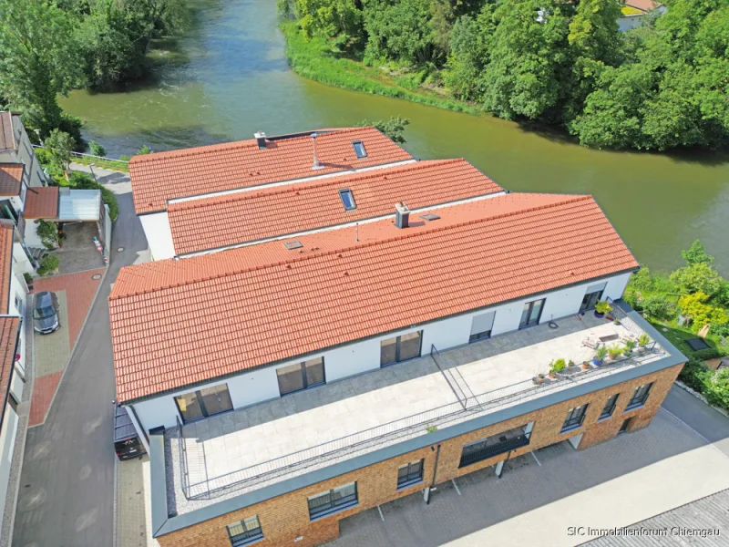 Ansicht - Wohnung kaufen in Altenmarkt an der Alz - 49 m² Dachterrasse!3 Zi.-Neubau-Dachterrassenwohnung, idyllisch direkt am Alzufer gelegen!