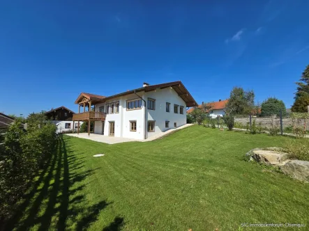 Ansicht gesamt - Haus kaufen in Babensham - Wohlfühlen garantiert!! Modernes, großzügiges Familienhaus in Babensham. Top Ausstattung!!