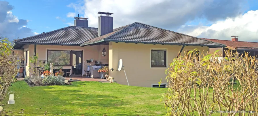 Titel - Haus kaufen in Altenmarkt an der Alz - Exklusiver, top modernisierter Bungalow - EFH mit 2 Garagen und großem Grundstück in Altenmarkt