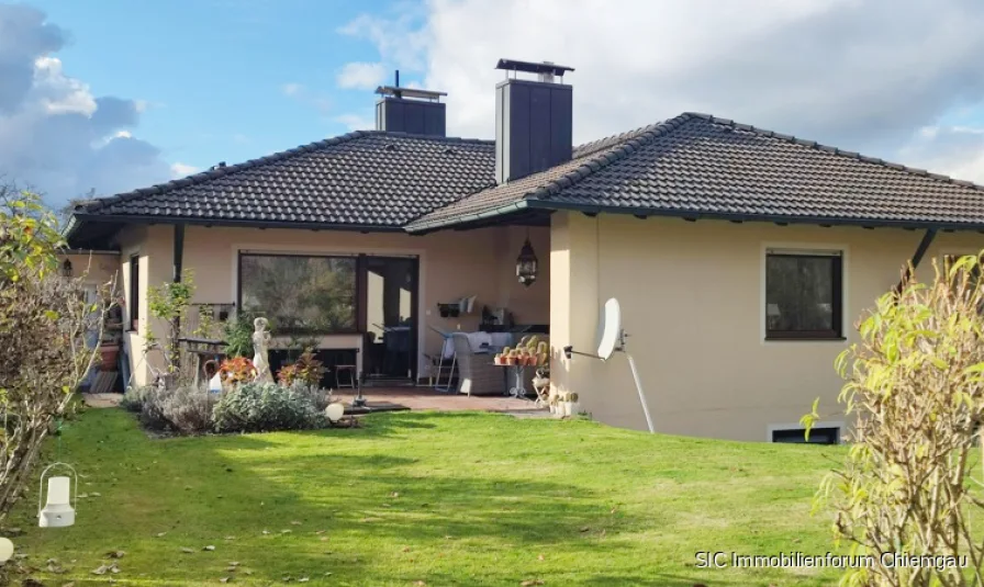 Ansicht - Haus kaufen in Altenmarkt an der Alz - Exklusiver, top modernisierter Bungalow - EFH mit 2 Garagen und großem Grundstück in Altenmarkt