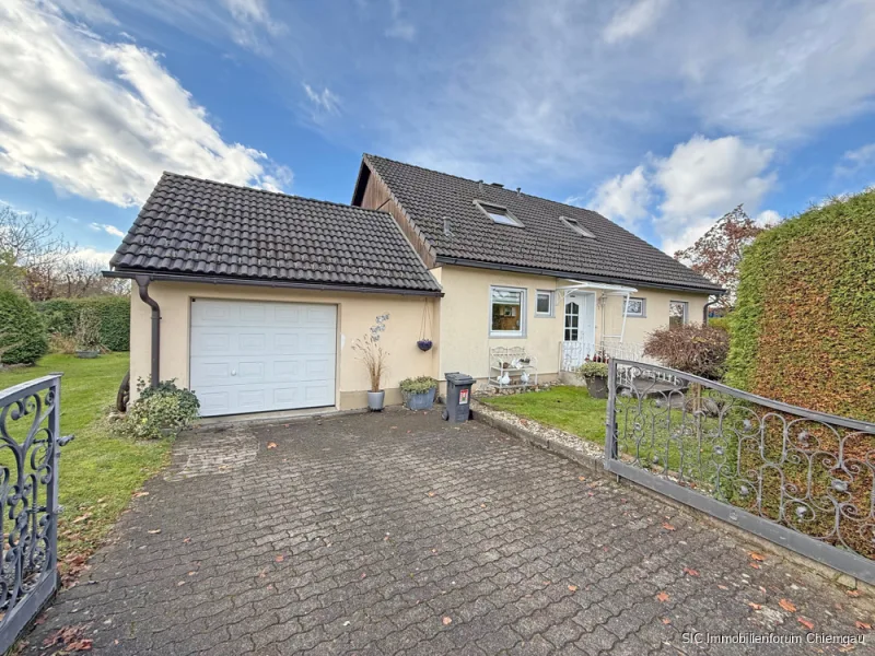 Einfahrt - Haus kaufen in Fridolfing - Einfamilienhaus (Okal Fertighaus) mit schönem Grundstück in ruhiger, sonniger Lage von Fridolfing.