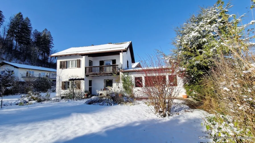 Südansicht - Haus kaufen in Siegsdorf - Charmantes Einfamilienhaus für Gartenliebhaber in guter Wohnlage!