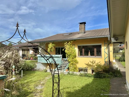 Hausansicht Süden - Haus kaufen in Grabenstätt / Winkl bei Grabenstätt - Doppelhaushälfte im Bungalowstil mit großzügigem Grundstück und Doppelgarage. Nähe Chiemsee!