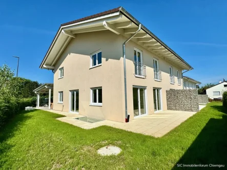 Ansicht Südwest  - Haus kaufen in Tacherting / Emertsham - Neubau Doppelhaushälfte in sonniger Lage von Emertsham