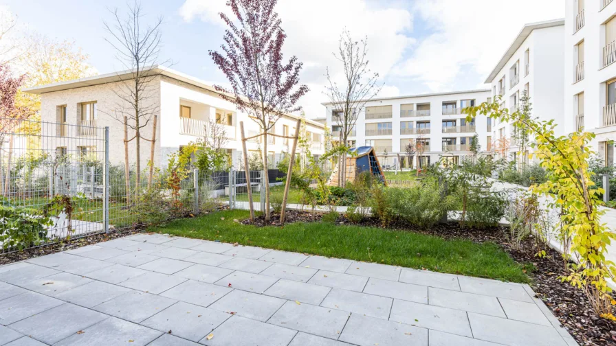 westseitige Terrasse mit Gartenanteil 1