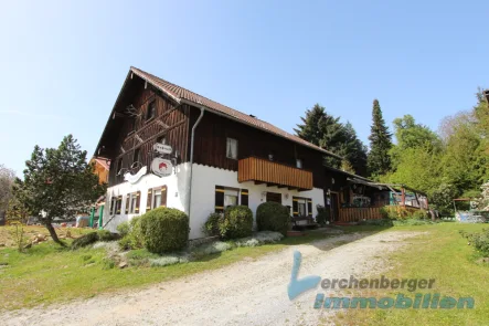 Ansicht - Haus kaufen in Schöllnach - *** Kultiges Gasthaus mit Wohnung in Aussichtslage Nähe Schöllnach ***
