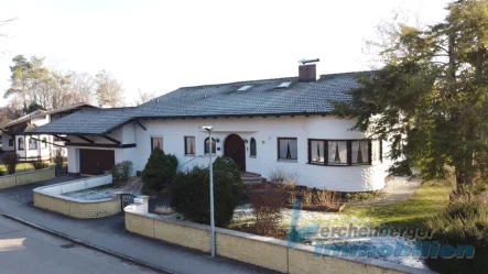 Ansicht - Haus kaufen in Dingolfing - *** Schönes Einfamilienhaus mit großem Garten in Dingolfing ***