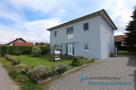 Aussenansicht - Haus kaufen in Wallerfing / Ramsdorf - *** Modernes Einfamilienhaus mit großer Garage in der Nähe von Wallerfing ***