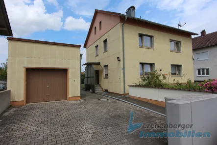 Titelbild - Haus kaufen in Stephansposching - *** Zweifamilienhaus mit großem Grundstück und Garage in ruhiger Siedlungslage von Stephansposching ***