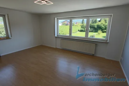 Wohnzimmer - Wohnung kaufen in Deggendorf - *** Renovierte Eigentumswohnung mit Tiefgaragenstellplatz in toller Lage von Deggendorf ***