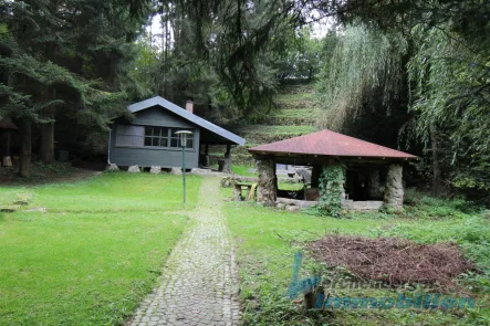 Hütte und Pavillon.jpg - Grundstück kaufen in Vilshofen / Kothwies - ***Natur Pur!!! Liebhaberobjekt Nähe Vilshofen in traumhafter Lage***