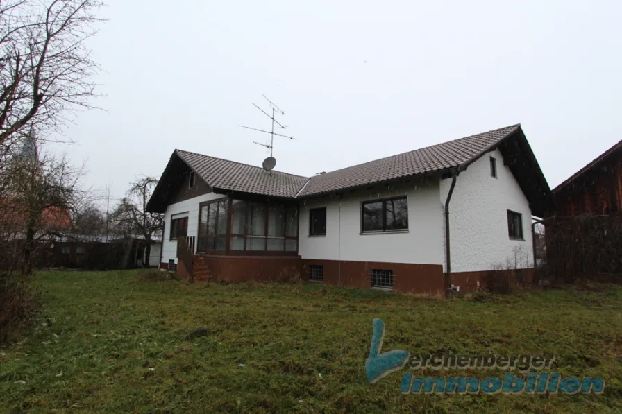 Ansicht - Haus kaufen in Osterhofen / Gergweis - *** Bungalow mit großem Grundstück und Nebengebäude in Gergweis ***