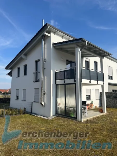 Hausansicht.jpg - Wohnung mieten in Eichendorf - ***Traumhafte 3-Zimmerwohnung mit Balkon und Garten zur Miete***