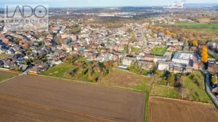 Vogelperspektive - Grundstück kaufen in Eschweiler - LADO bietet: Baugrundstück für eine DHH in Traumlage von Bergrath...!