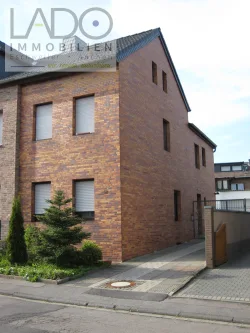 Erfstr. Frontansicht - Haus kaufen in Eschweiler / Röhe - LADO bietet: Immobilienpaket mit EFH + solides 3FH + 2 gr. Garagen u. eine kleine Halle in Röhe...!