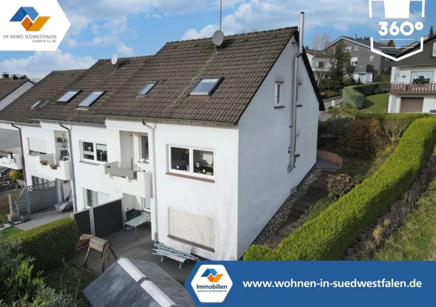 Titelbild - Haus kaufen in Meinerzhagen - VR IMMO: Reihenendhaus mit großer Terrasse und Balkon