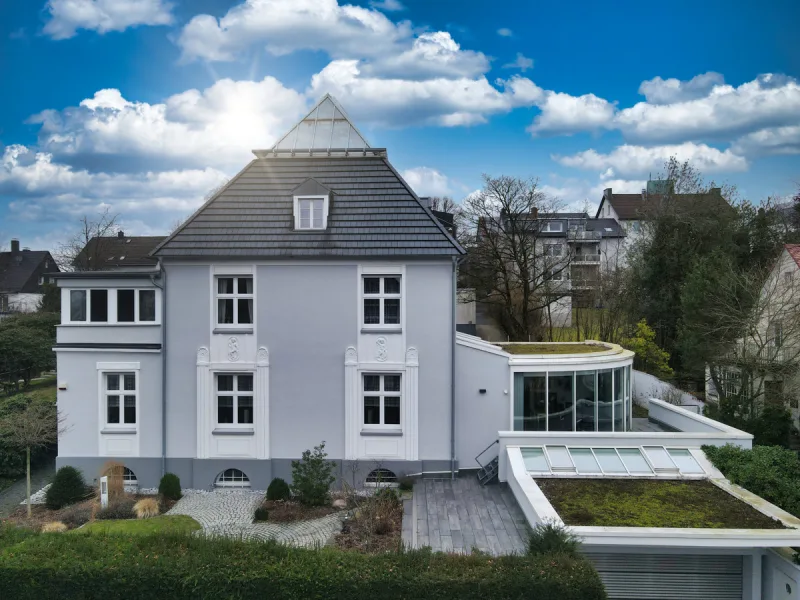 Vorderansicht - Haus kaufen in Lüdenscheid - VR IMMO: Exklusives Haus. Alt und Neu - harmonisch verbunden.