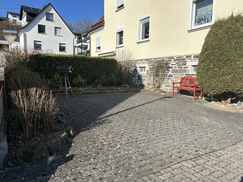 Stellplätze vor dem Haus