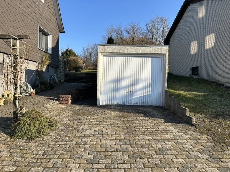 Garage neben dem Haus