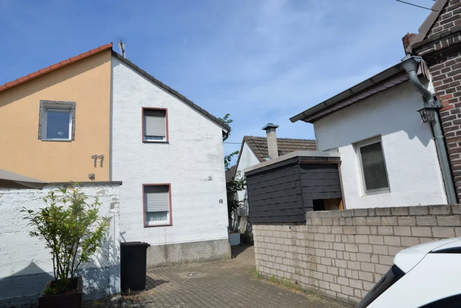 Außenansicht - Haus kaufen in Köln - Doppelhaushälfte mit Anbau  in  Meschenich