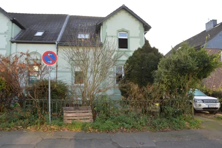 Außenansicht Straßen Seite  - Haus kaufen in Leverkusen - Doppelhaushälfte mit Anbau in Schlebusch