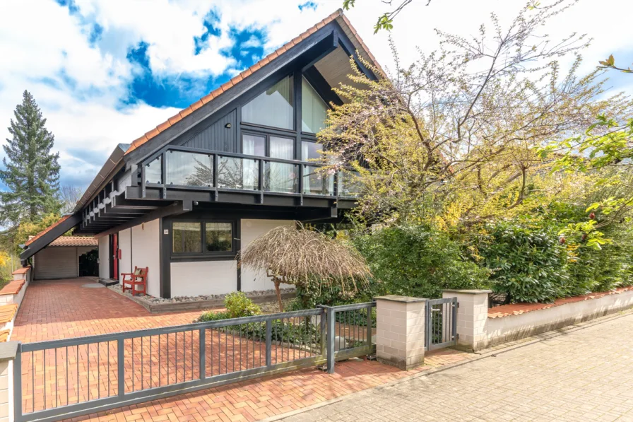 Hausansicht - Haus kaufen in Hannover / Ahlem - ARCHITEKTENHAUS MIT CARPORT UND GARTEN IN AHLEM