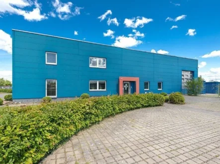 Objektansicht - Halle/Lager/Produktion kaufen in Neustadt am Rübenberge - GEWERBEIMMOBILIE IN 1. REIHE - NEUSTADT AM RÜBENBERGE