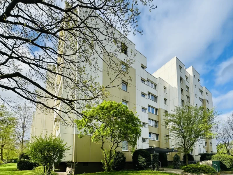 Hausansicht - Wohnung kaufen in Hannover - 3,5-ZIMMER-WOHNUNG MIT STELLPLATZ, TERRASSE UND GARTENANTEIL IN HANNOVER-SAHLKAMP