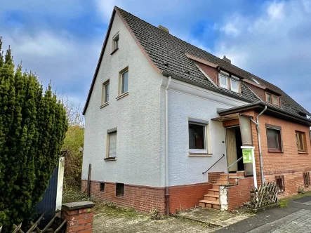 Hausansicht - Haus kaufen in Hannover / Davenstedt - DOPPELHAUSHÄLFTE MIT BAUGRUNDSTÜCK IN HANNOVER - DAVENSTEDT