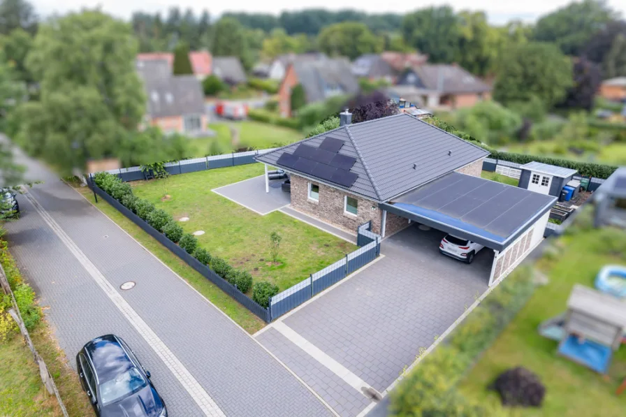 Straßenaufnahme - Haus kaufen in Asendorf - Sonniger Bungalow mit schöner Terrasse und Pool - ein Energiesparwunder zum entspannen!