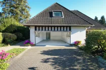 Auffahrt und Garage 