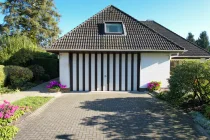 Auffahrt und Garage 