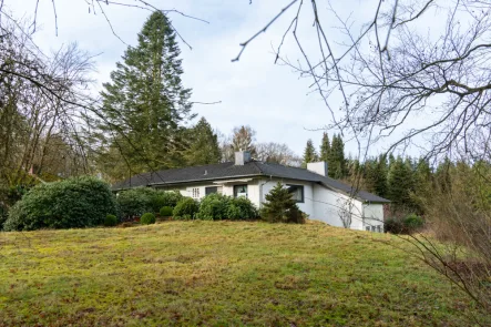 Hausansicht  - Haus kaufen in Bendestorf - Erbpachtgrundstück mit sanierungsbedürftigem Bestandshaus in einmaliger Lage von Bendestorf!