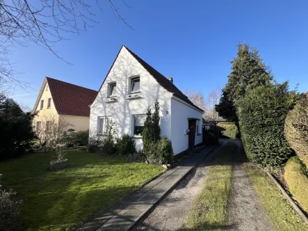 Straßenansicht - Haus kaufen in Sande - PROVISIONSFREI: Investieren Sie sicher in Betongold - Zweifamilienhaus mit Kanalgrundstück in Sande