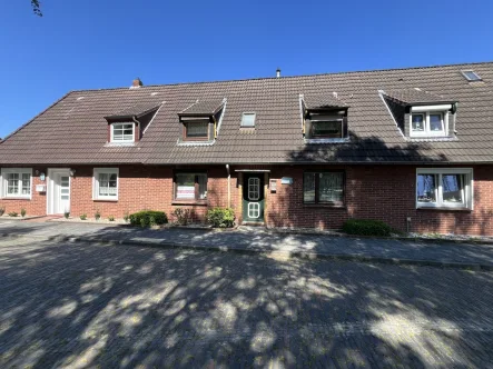 Hausansicht - Haus kaufen in Sande / Cäciliengroden - PROVISIONSFREI: Eigentum statt Miete - Reihenmittelhaus mit Wintergarten, EBK und schönem Garten